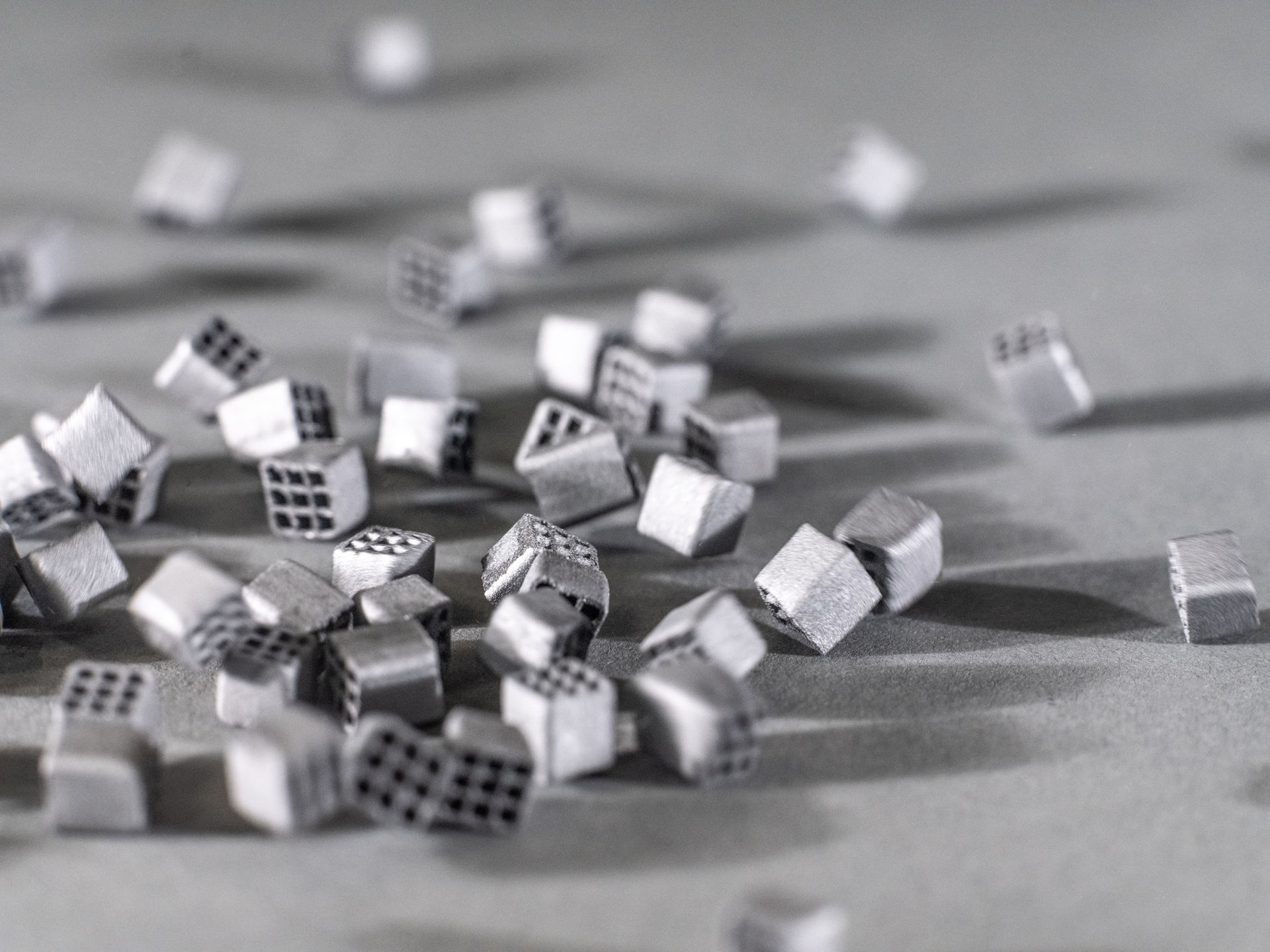 künstlerische schwarz-weiß Aufnahme von fallenden Wasserfiltrationswürfeln aus technischer Keramik